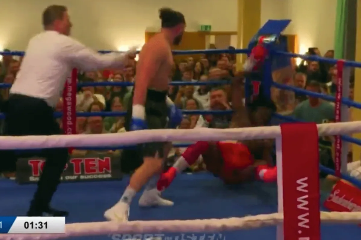 Bokser gaat voor de 'Kill' in wilde wedstrijd | video