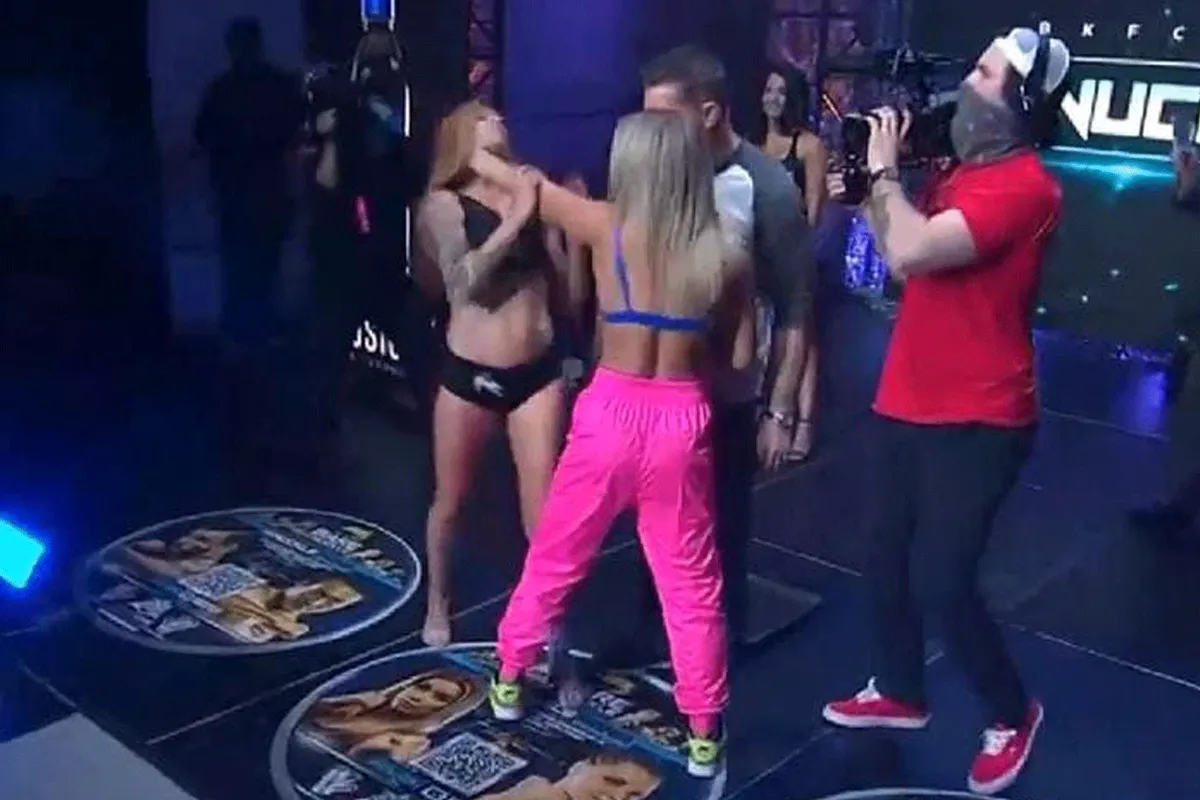 Verhitte blondjes vliegen elkaar naar de keel bij staredown (video)