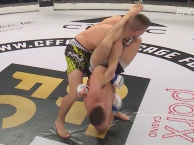 KRAK: MMA-vechter breekt arm in titelgevecht (video)