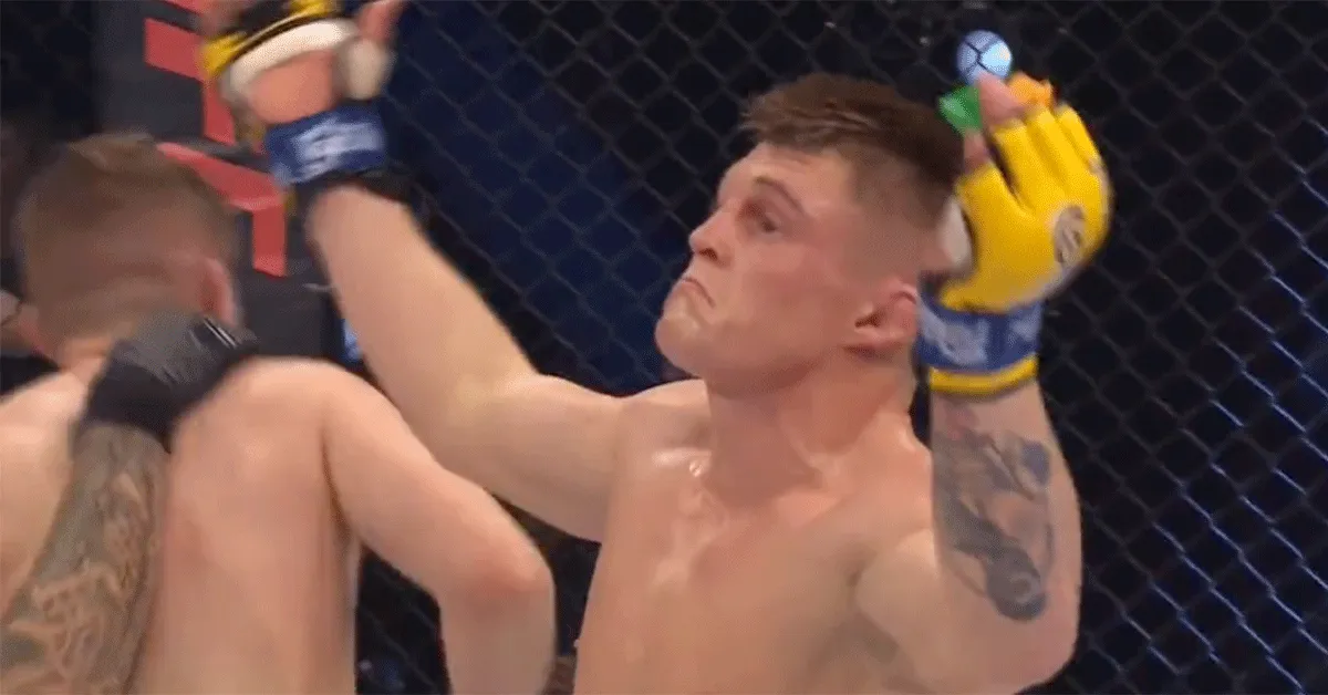 Onderschatte MMA-vechter overklast rivaal in Cage Warriors titelstrijd