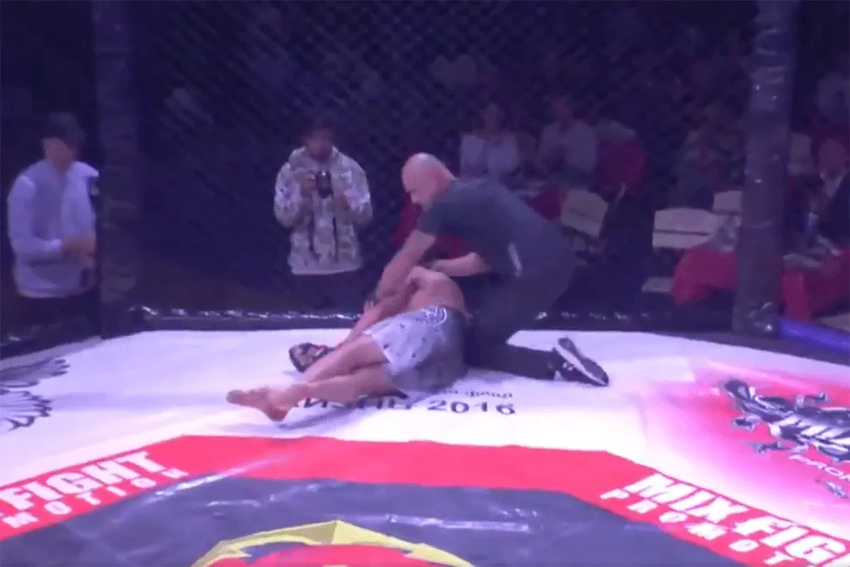 In 4 seconden 'KO'! Rake TREFFER nekt vechter (video)