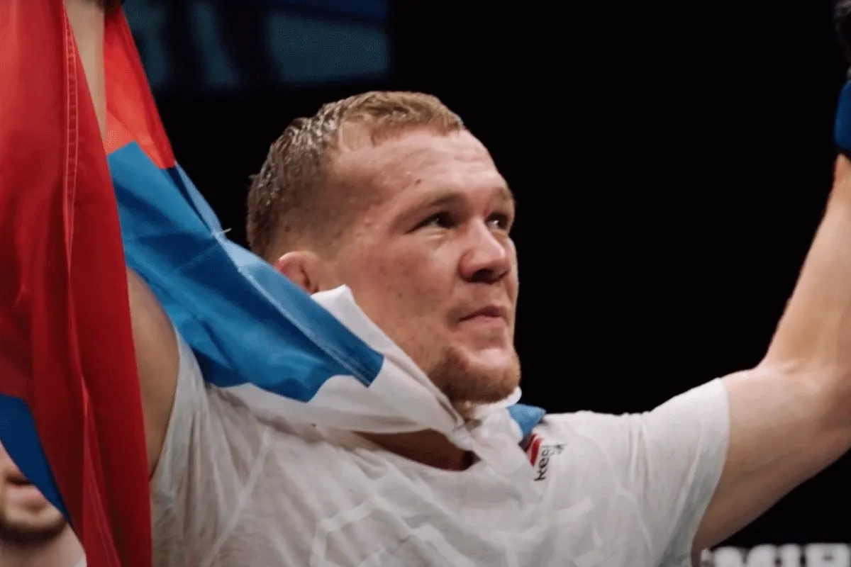 Afgezette UFC-kampioen Petr Yan beschuldigt rivaal van 'faken blessure'