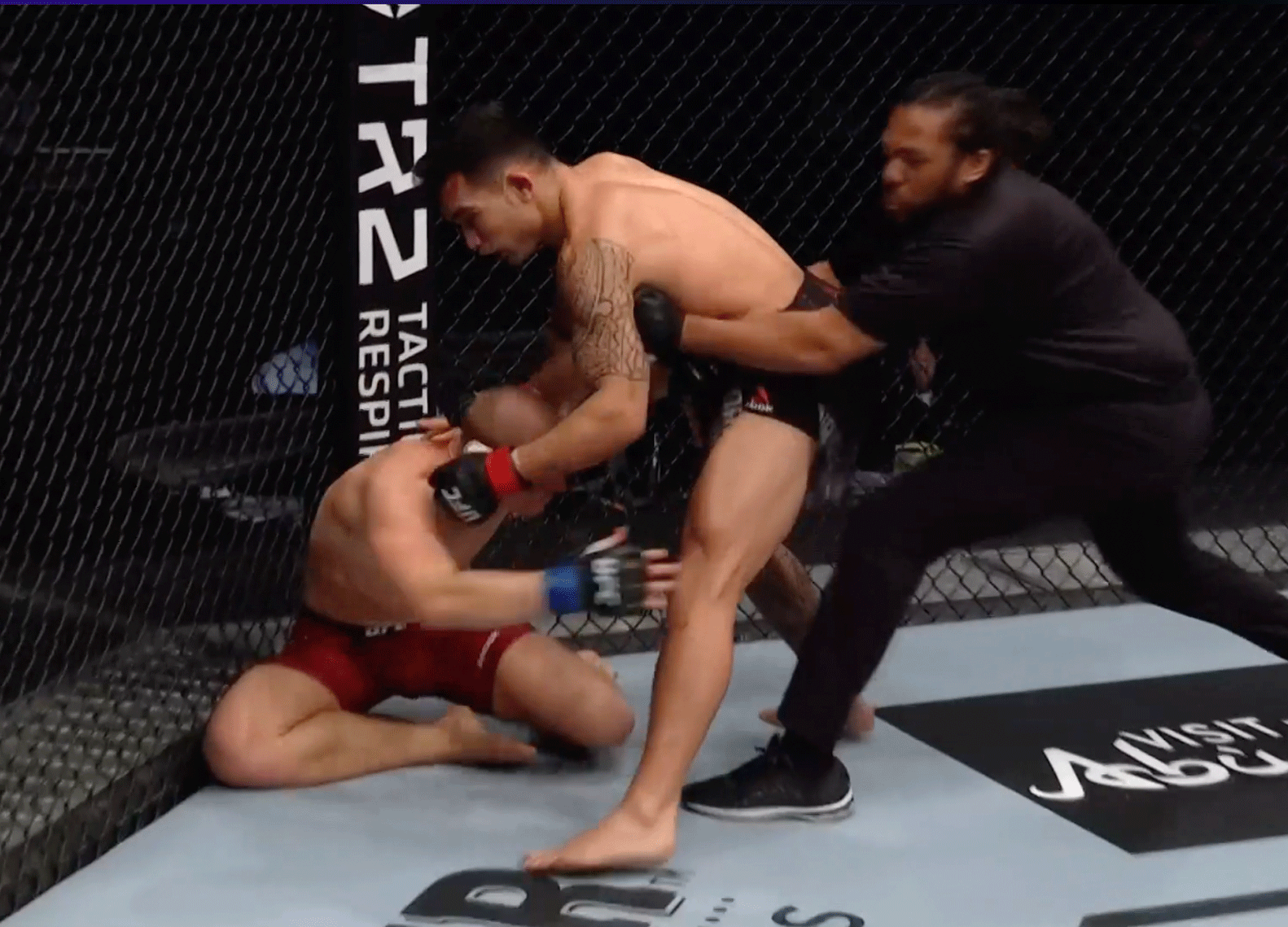 MMA-talent scoort 1e vette UFC knock-out van 2021 (video)