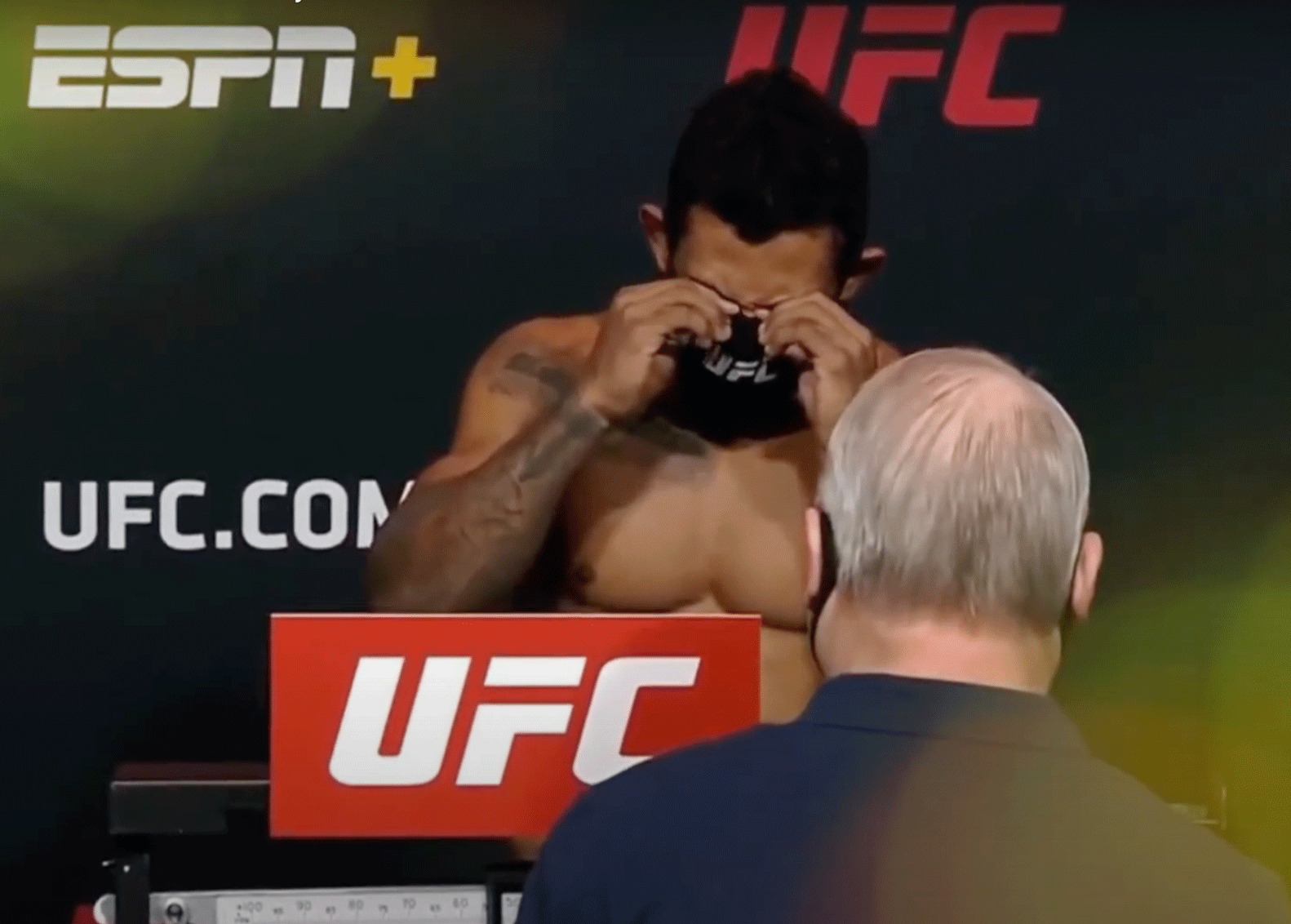 'Het kwam door die klote zalm': UFC-vechter in tranen