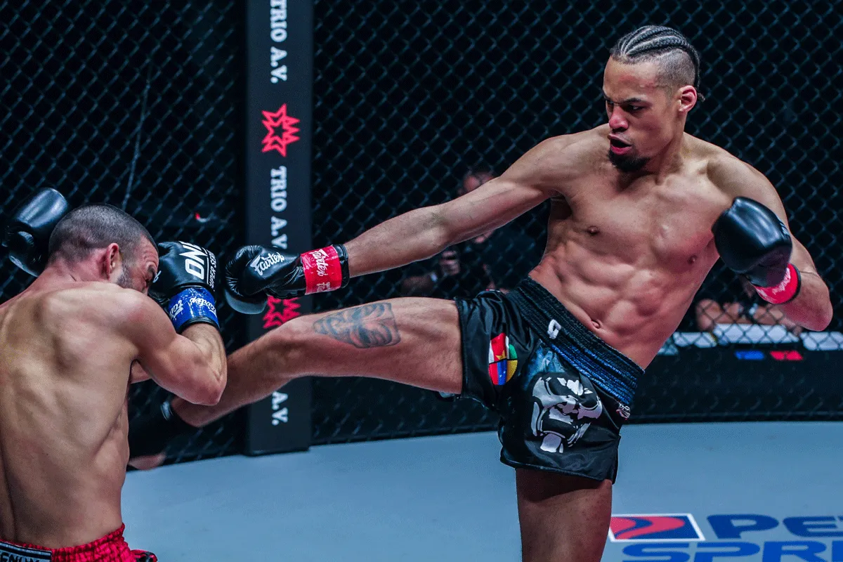 Oorlog in de ring: Regian Eersel behoudt wereldtitel in Singapore