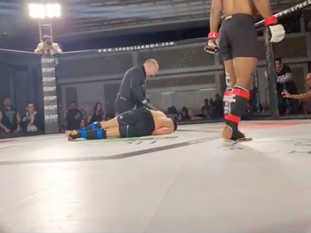 VIDEO: MMA-vechter bruut knock-out door slam techniek