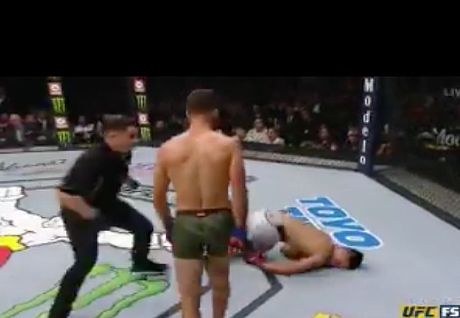 VIDEO: MMA-vechter deelt brute knock-out uit in laatste seconde