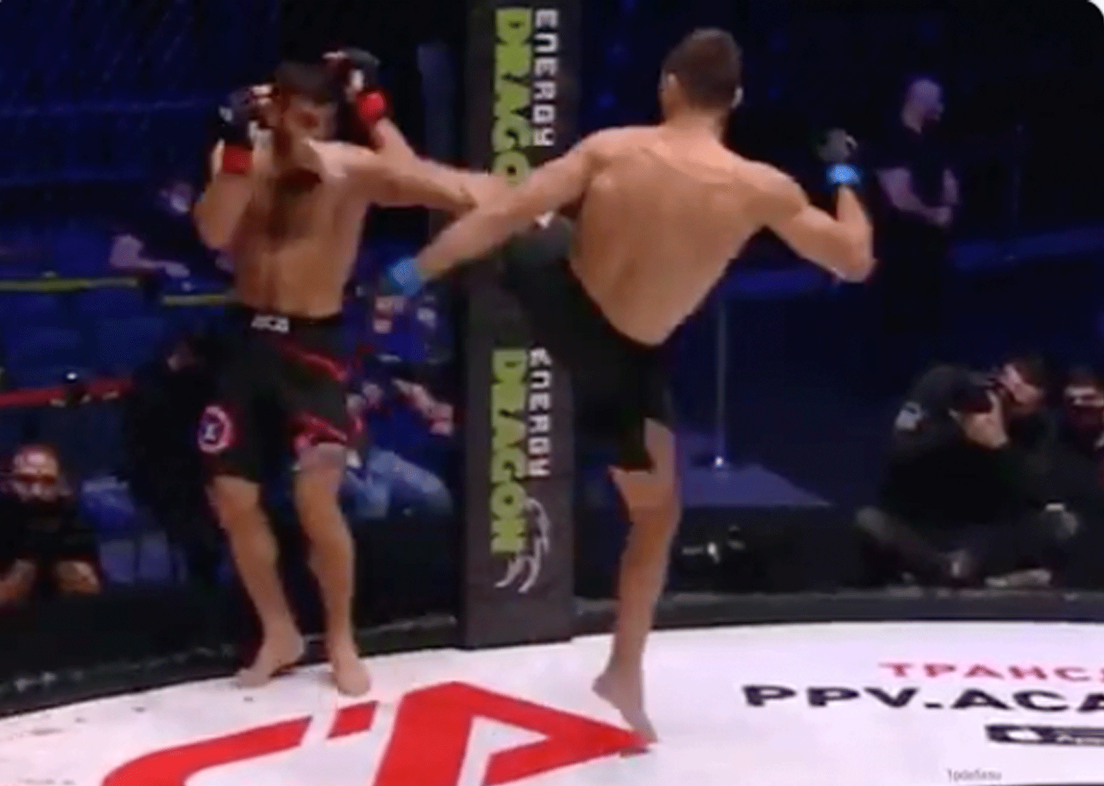 Spectaculaire jump-kick leidt tot stevige knock-out op MMA event (video)