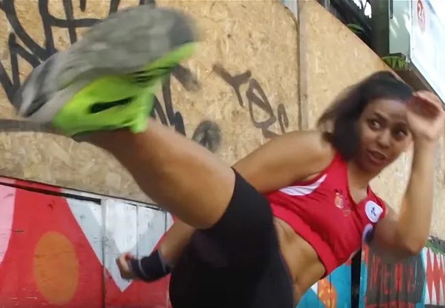 Vrouwelijke moslim kickboks kampioen inspireert een nieuwe generatie