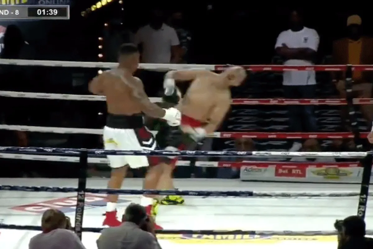 Belg mept Chinees zwaar 'KO' tijdens titelgevecht in Brussel (video)