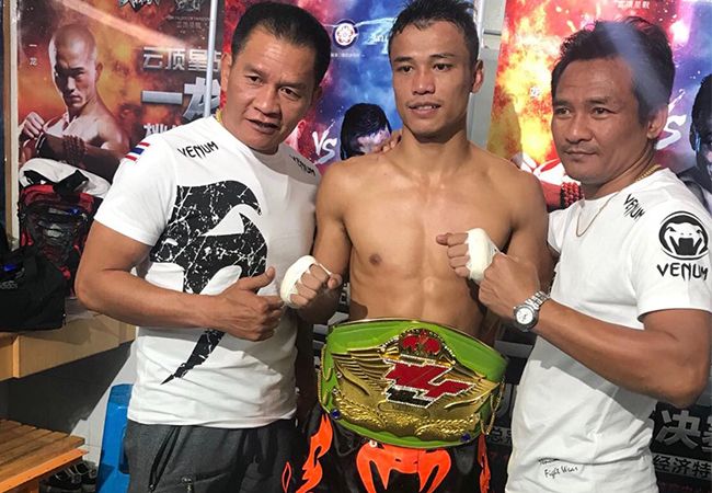 VIDEO: Glory Kampioen Sittichai slaat Chinese Legende Yi Long knock out