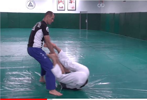 Jiu-Jitsu-meester toont hoe je te verdedigen voor je een vliegtuig wordt uitgesleept