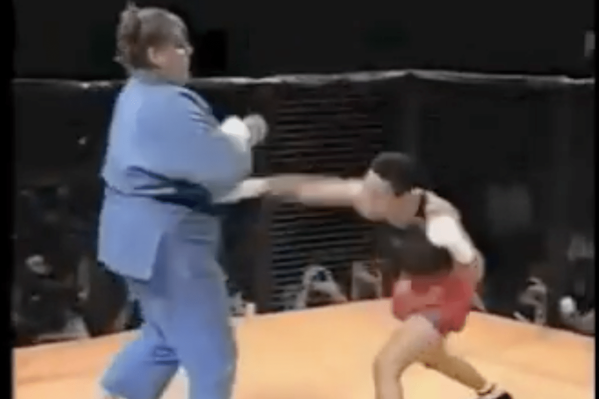 Massieve vrouwelijke judoka in MMA gevecht