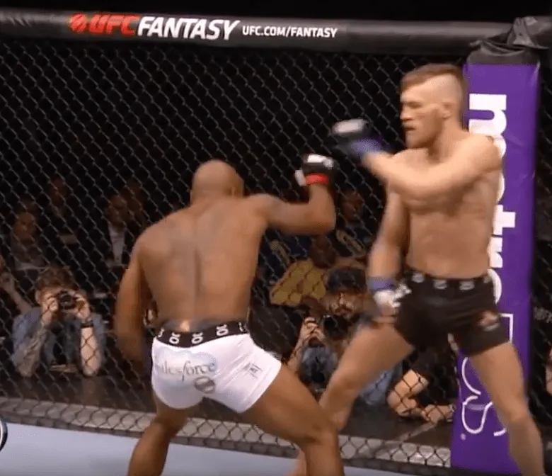 Conor McGregor tekent contract om tegen Floyd Mayweather Jr te vechten