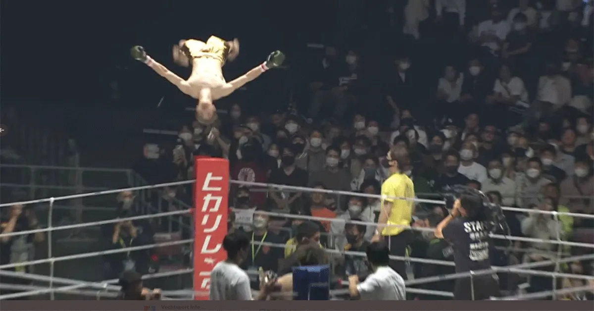 Jumbo Jap! Kickbokser vliegt 5 meter door de lucht na platslaan tegenstander | video