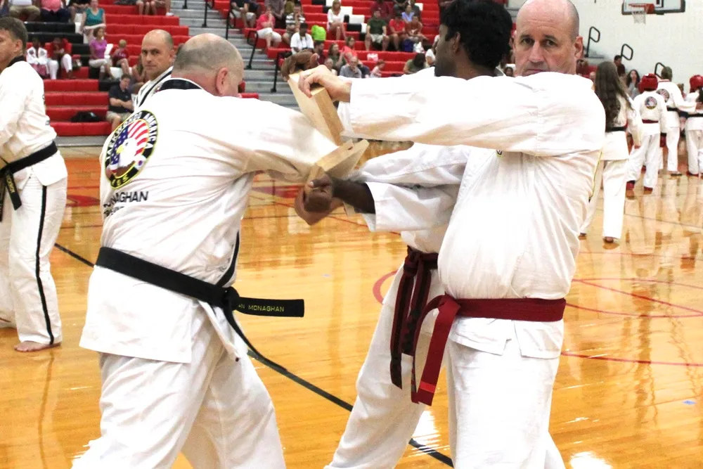 Hoe breken vechtsporters betonblokken?