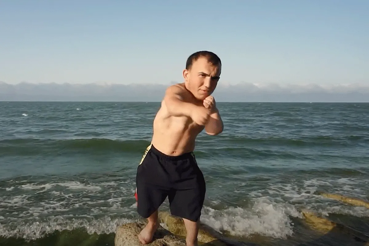 Gespierde mini-rivaal daagt fenomeen Hasbulla uit tot gevecht