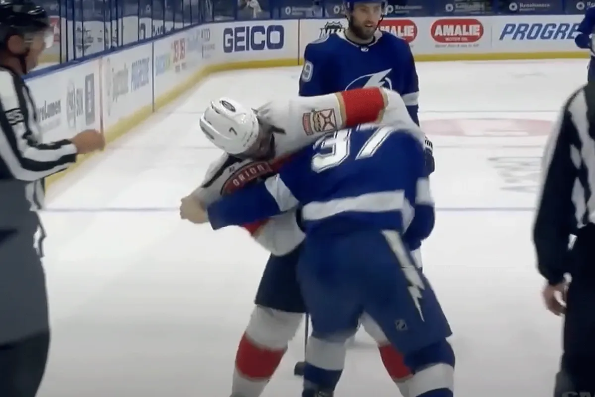 Ruziënde IJshockeyers in MMA-gevecht (video)