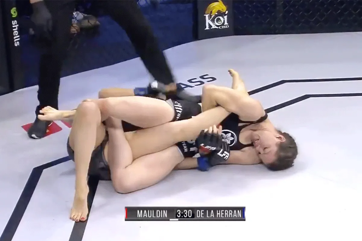 VIDEO: MMA-debutante (28) schrijft geschiedenis