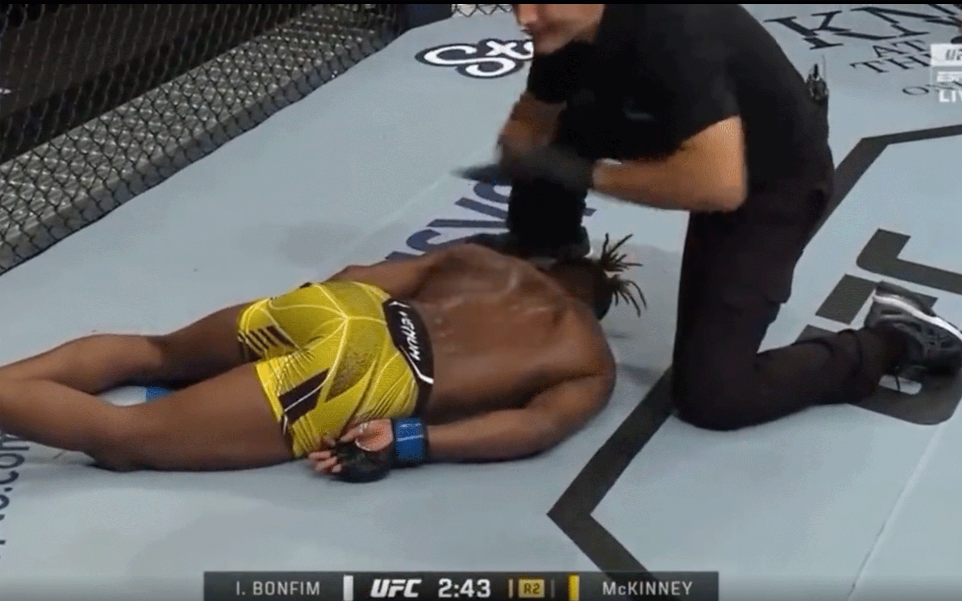 ZIEN: Vechter flink knock-out gemept tijdens MMA-event