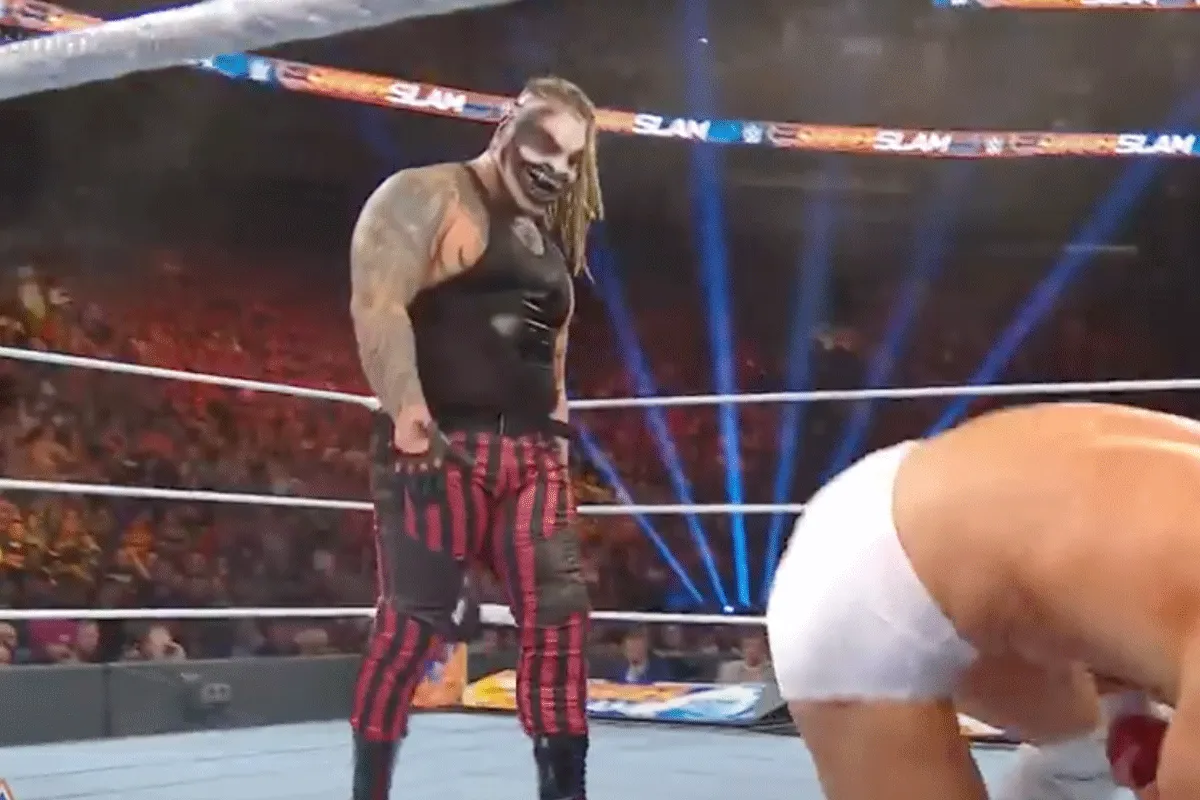 Demonische worstelaar keert terug bij de WWE (video)
