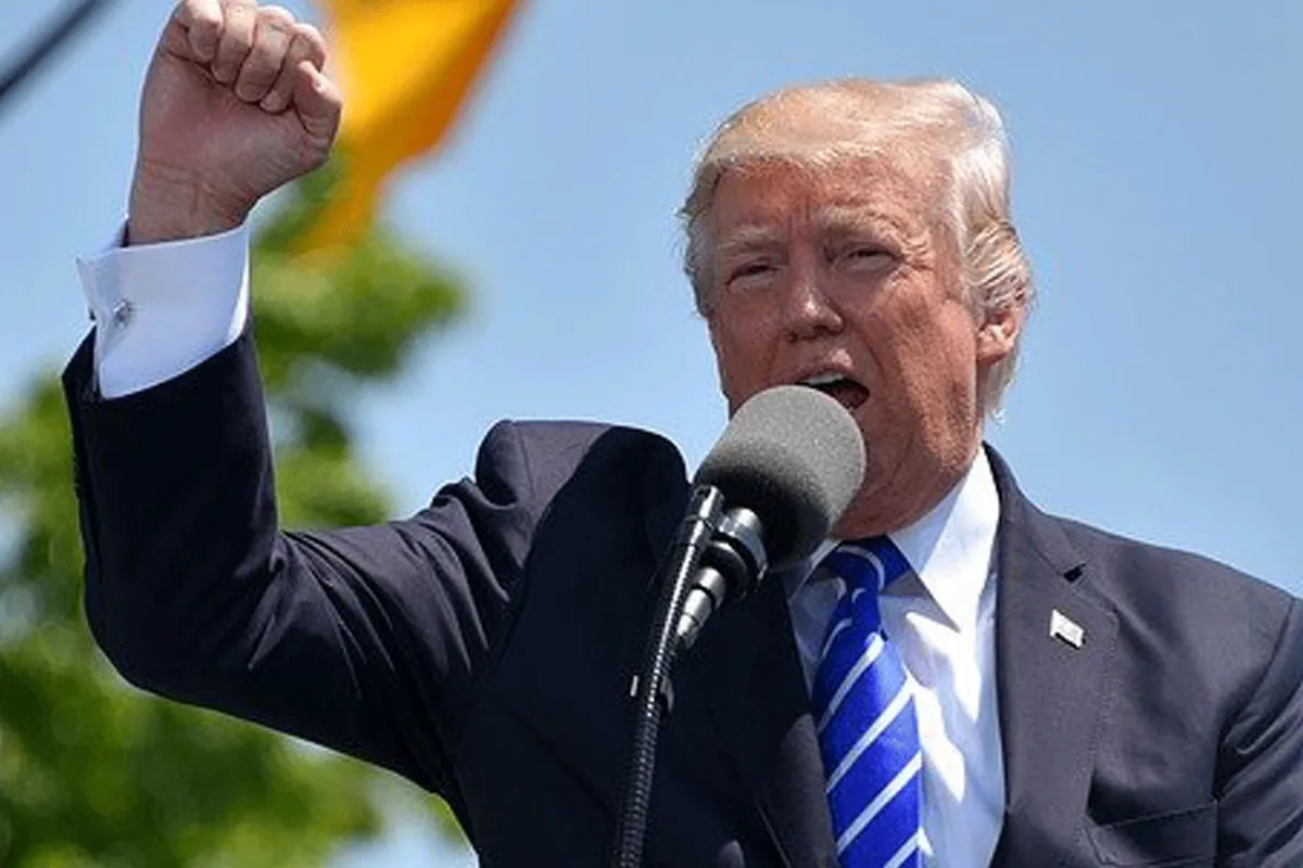 Bekende vechtsporter mengt zich in de strijd: 'Trump jij klootzak'