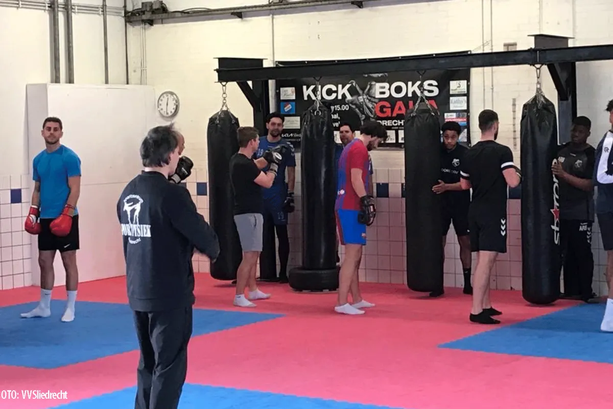 Geen voetbal, dan maar kickboksen! 'Top alternatief bij slecht weer'