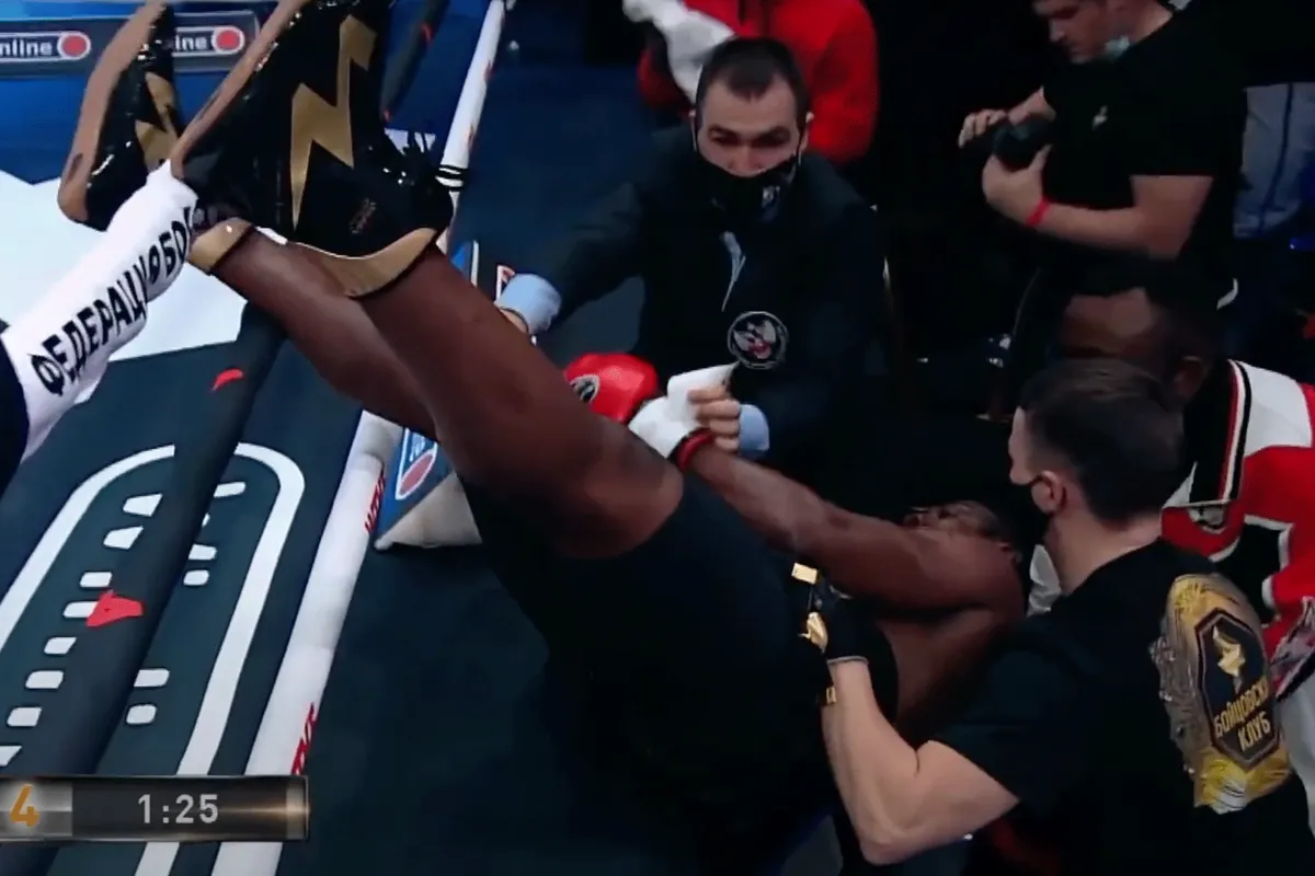 Beruchte Neonazi vechter slaat tegenstander de ring uit (video)