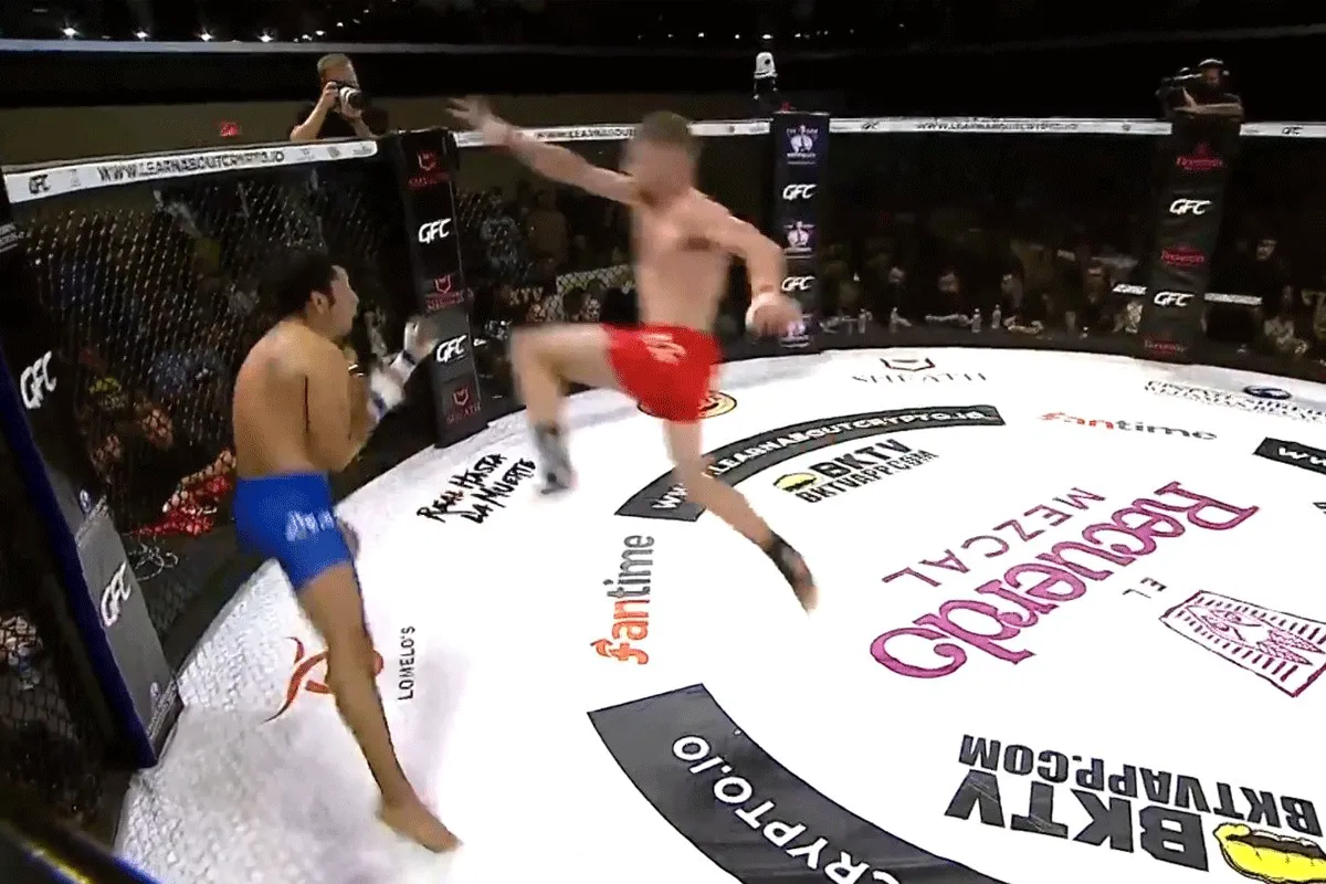 VIDEO: Vechter neer na dodelijke elleboog en knie