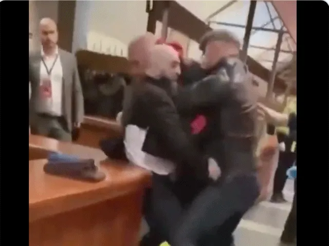 MMA-vechter ziekenhuis in geslagen bij uit de hand gelopen ruzie (video)