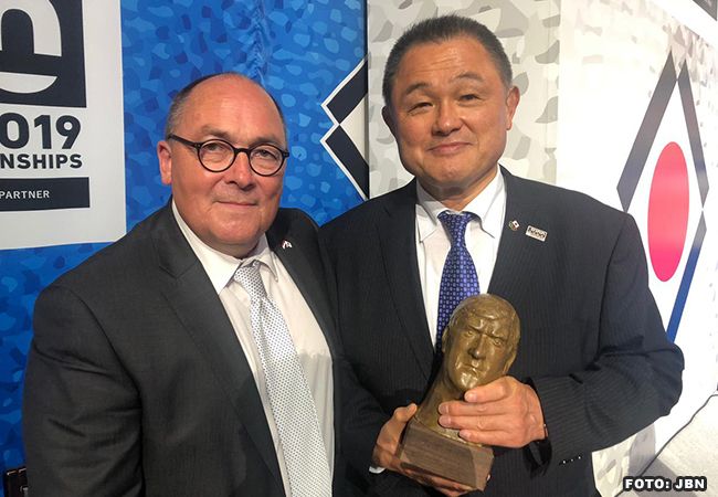 Judo legende Yasuhiro Yamashita ontvangt Anton Geesink Award