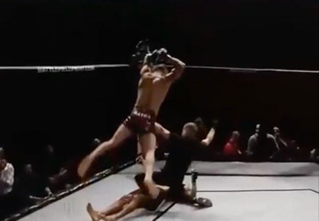 Video | MMA vechter gaat zijn boekje ver te buiten na brute knock-out
