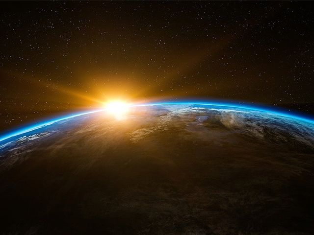 TOPBOKSER BEWEERT: 'De aarde is plat en NASA is nep'