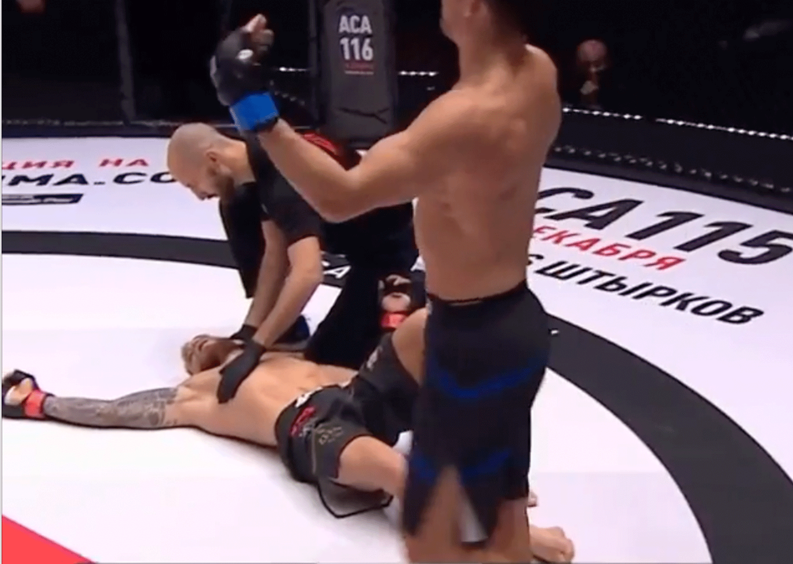 MMA-vechter tijdens debuut in 'slaap gewiegd' door tegenstander (video)