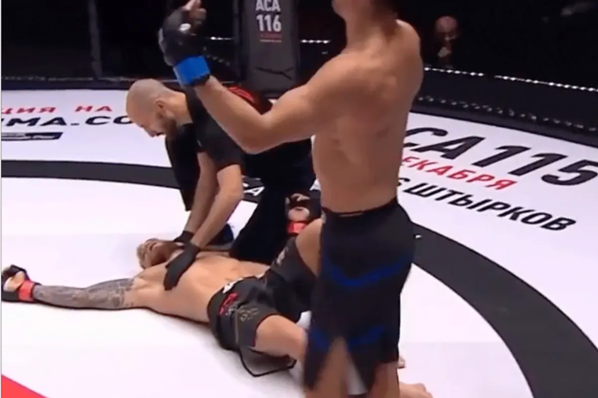 MMA-vechter tijdens debuut in 'slaap gewiegd' door tegenstander (video)