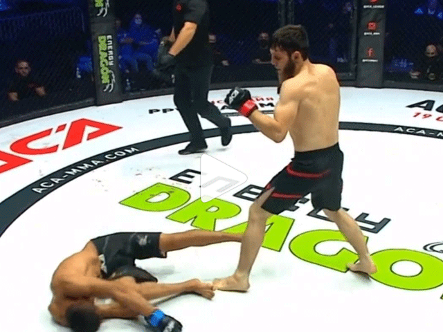 KABOEM: MMA-vechter slaat tegenstander bruut knock-out (video)