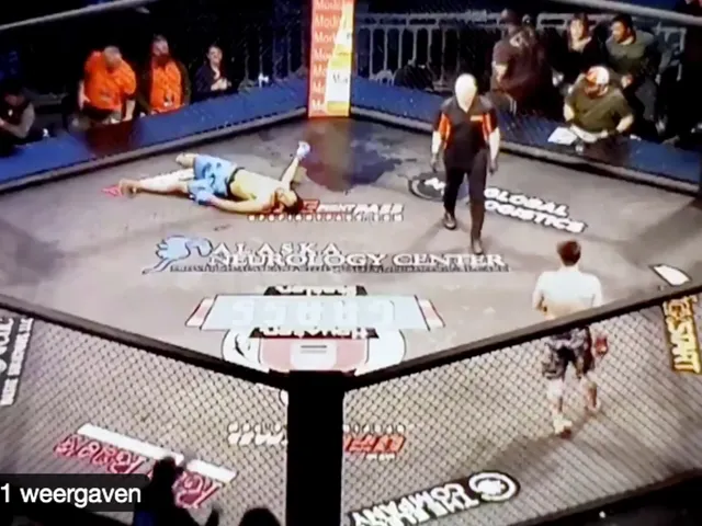 ? | VREEMDE ZAAK: MMA-vechter stort in tijdens gevecht