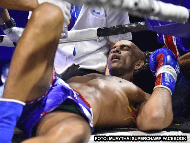 Brute knock-out doet licht uit bij kickbokser (video)