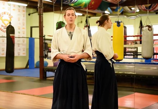 Aikido zwarte bander test zichzelf tegen een pro MMA-vechter