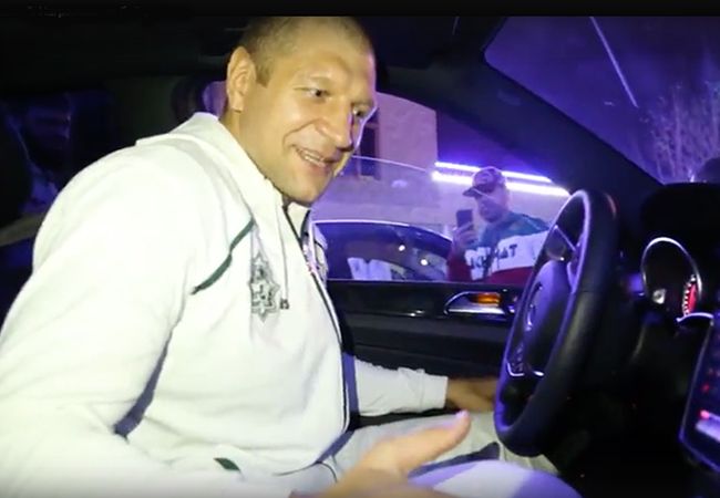 Video: Ahkmat Fight Club vechters rijkelijk beloond met luxe auto's