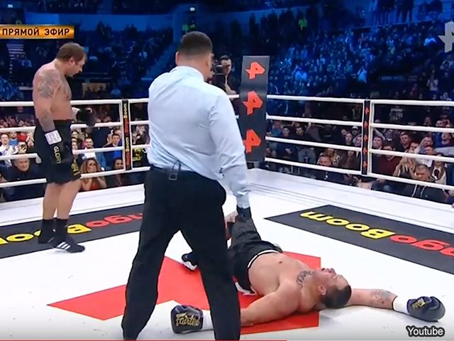 HOOFDPIJN: Beruchte bokser slaat powerlifter knock-out (video)