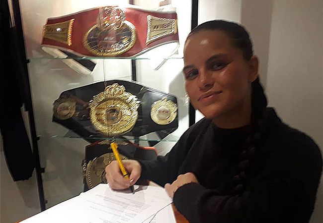 Nederlands bokstalent Alicia Holzken tekent top contract