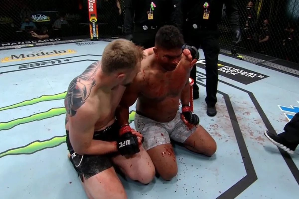 Zwaar bebloede Overeem sneuvelt tegen Rus Volkov (video)