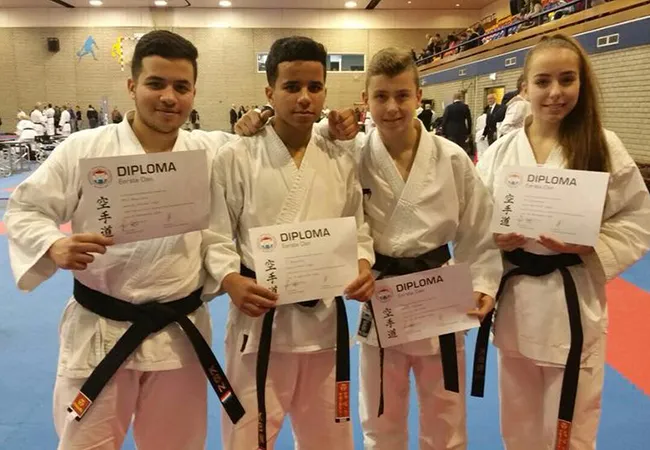 4 Geslaagden voor 1e dan Karate & Muay Thai school Alken