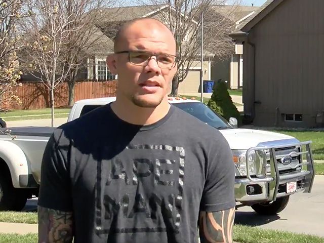 ? | Man die inbrak bij UFC vechter en pak slaag kreeg op video vastgelegd