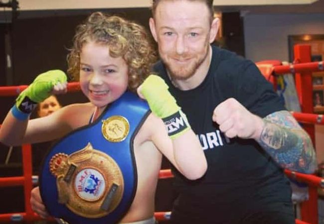 9-jarige Thai bokser uit Engeland is driemaal wereldkampioen