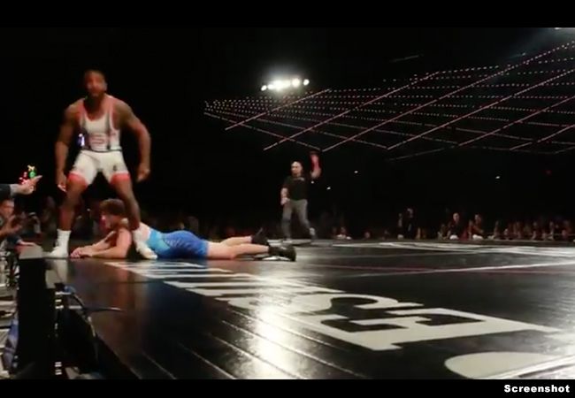 Worstelaar veegt vloer aan met UFC-vechter Ben Askren (video)