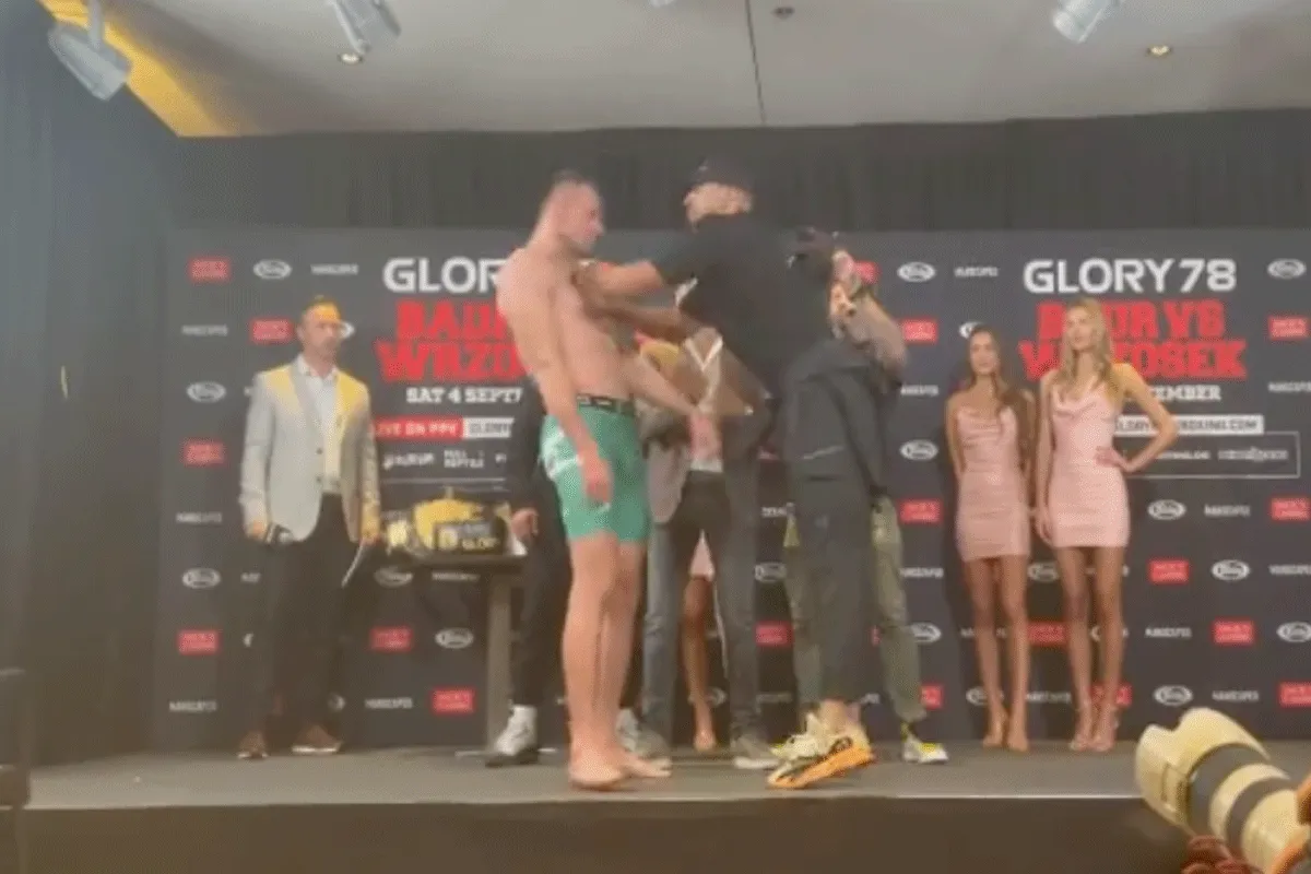 Badr Hari valt rivaal Wrzosek aan bij staredown (video)