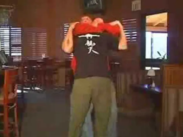 ? | De dag dat MMA-Legende Bas Rutten 3 commando's in elkaar mepte