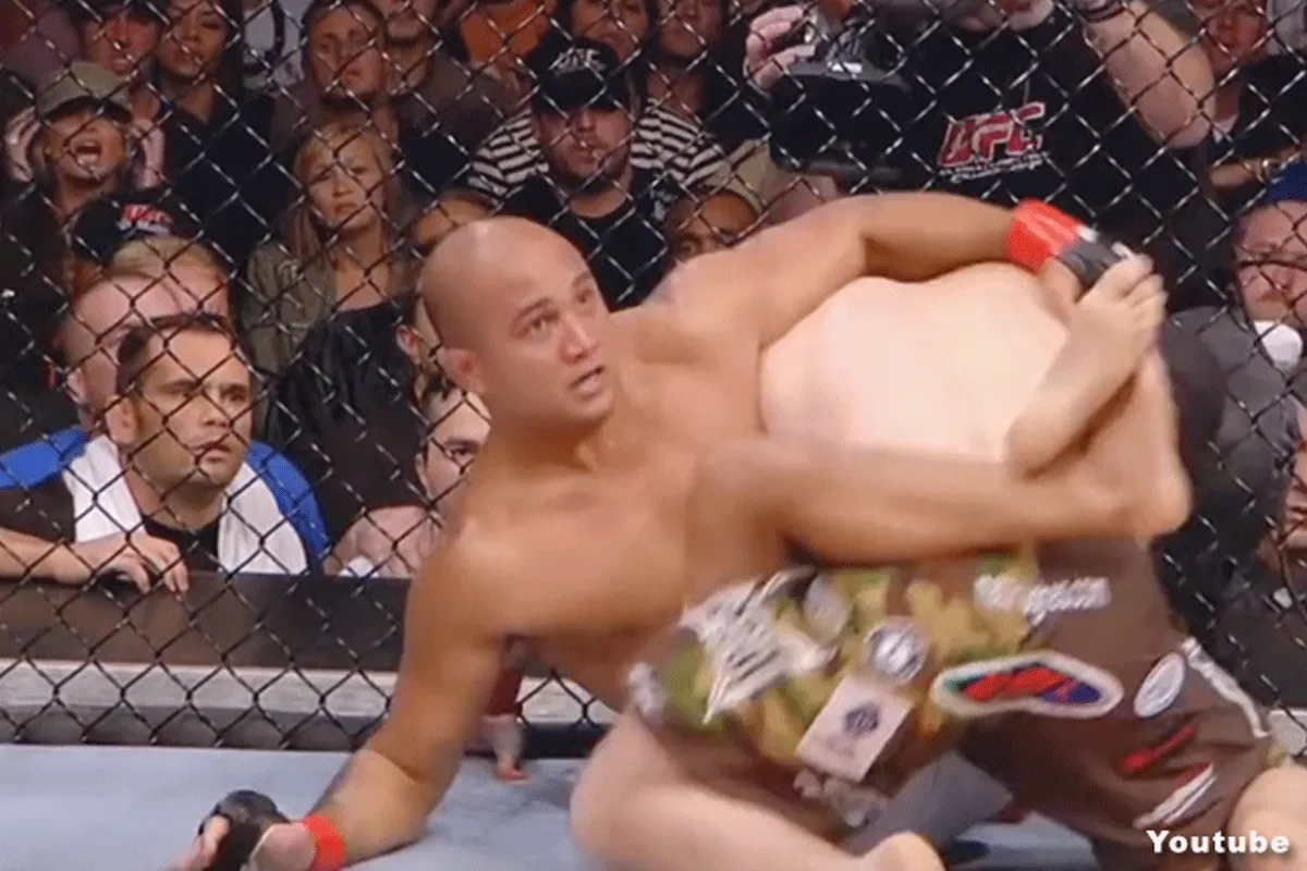 DRANKRIJDER: UFC Legende B.J. Penn belandt in het ziekenhuis